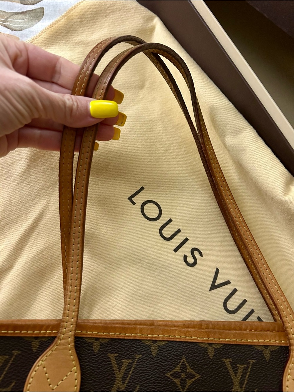 Louis Vuitton Neverfull MM Monogram Canvas Tote with Vachetta Trim - Picture 10 of 16